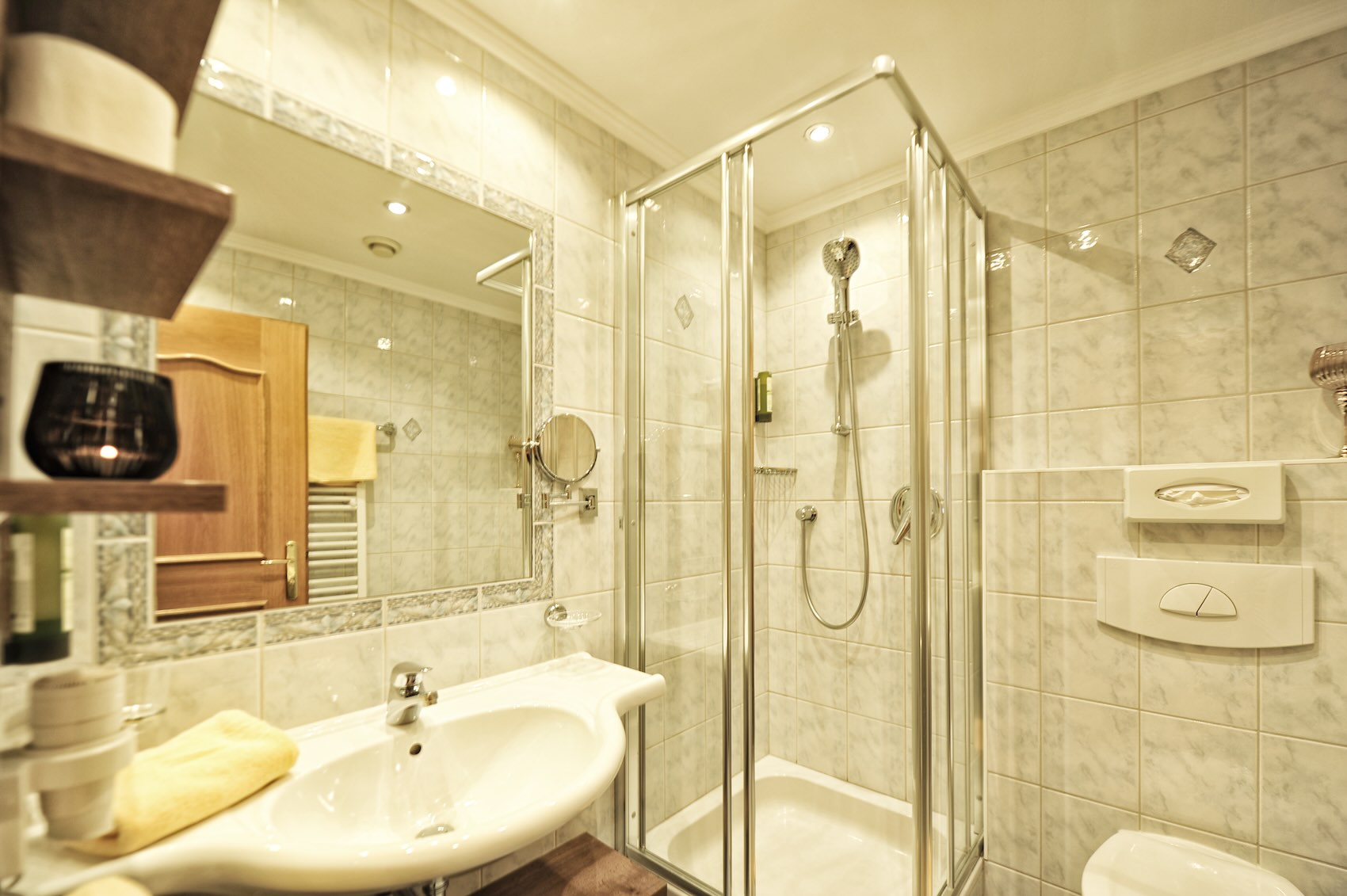 Bellevue Ischgl Dreibettzimmer BathRooms